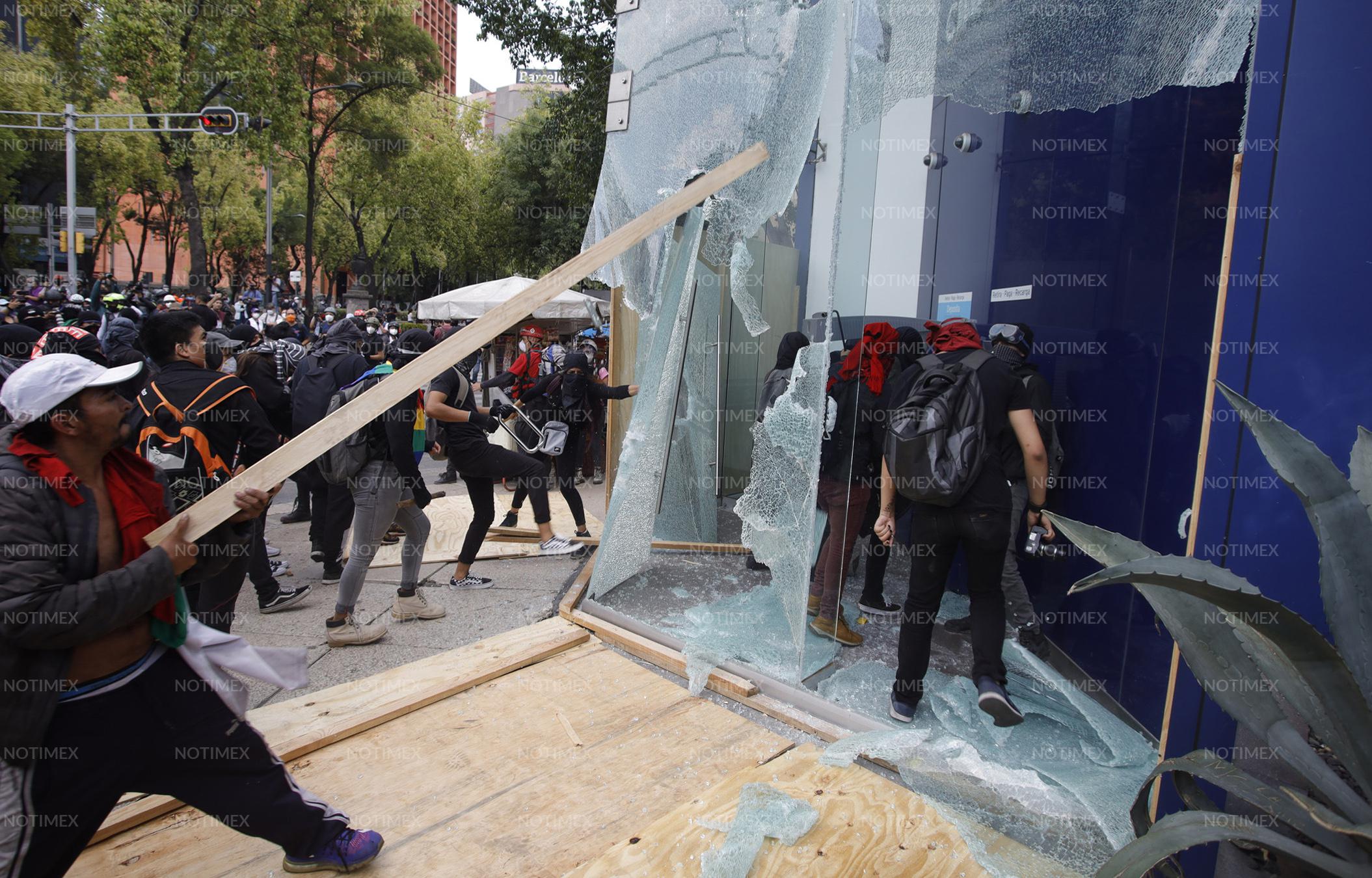Manifestantes provocan destrozos y saquean tiendas en Centro Histórico