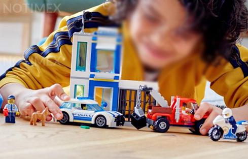 Firma de juguetes danesa frena promoción de productos sobre policías